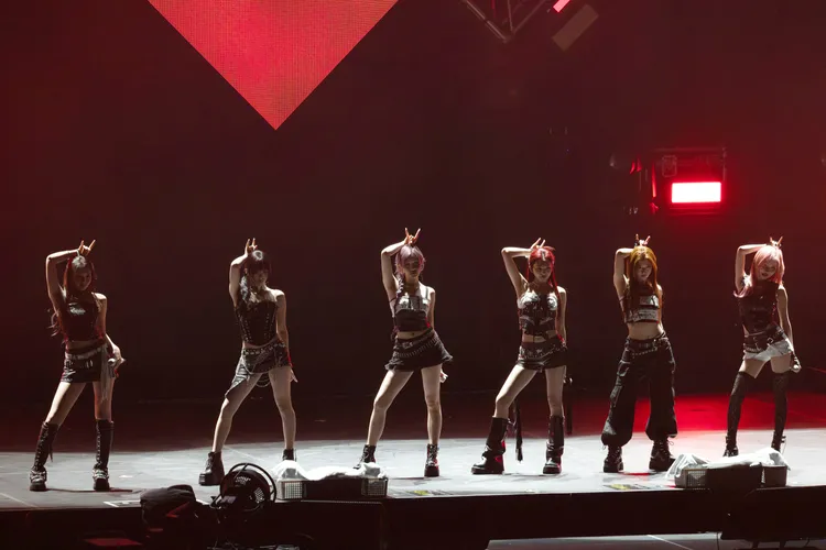 BABYMONSTER比出《SHEESH》的手勢。讀者提供