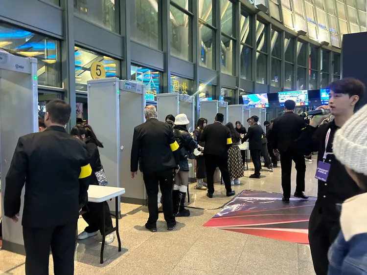 主辦單位在小巨蛋加設13道安檢門。讀者提供