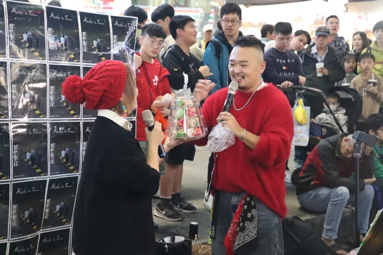 吳亦帆（左）向網紅「滿評哥」分享《在哪裡你的耳朵》是一首偷臭爸爸差點把她「害死」的小故事。台北海大提供