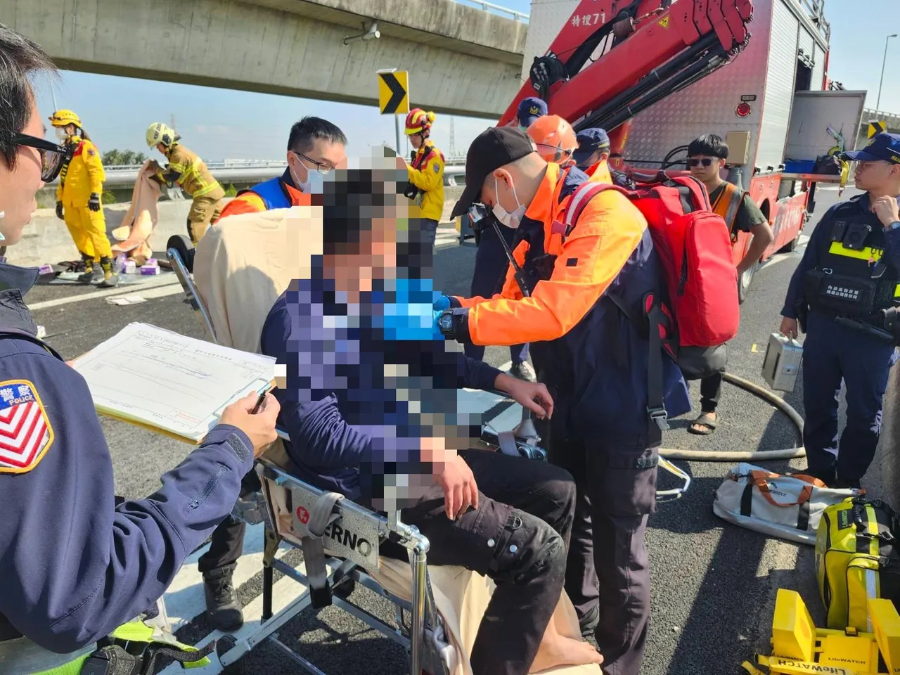 警消将江姓司机救出，他幸运地只有手脚擦挫伤，送医救治并无大碍。民众提供