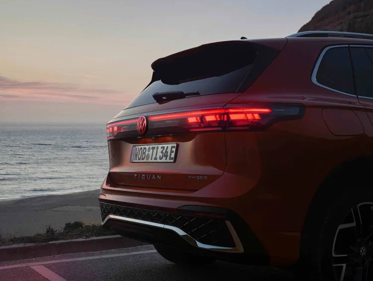 26年式Tiguan全車系導入前後Volkswagen廠徽光標定位燈，搭配貫穿左右的水平光帶，夜間識別度顯著提升。原廠照片