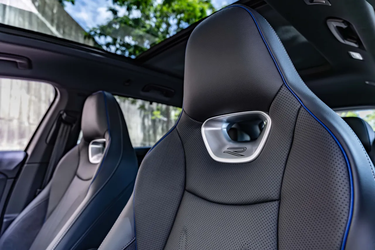 座椅全面导入ergoActive人体工学座椅，具备多向电动调整、记忆功能、通风、加热与多模式气动式纾压按摩。原厂照片