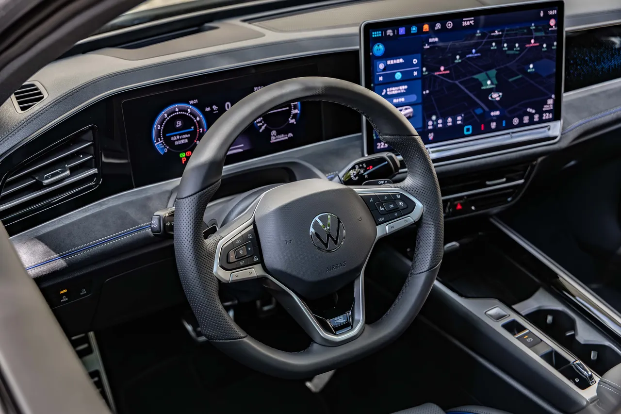 Passat 330 TSI R-Line以上车型配置15吋Discover Pro Max触控多媒体系统（MIB4）、抬头显示器，并搭载台湾市场专属中文智慧语音助理。原厂照片