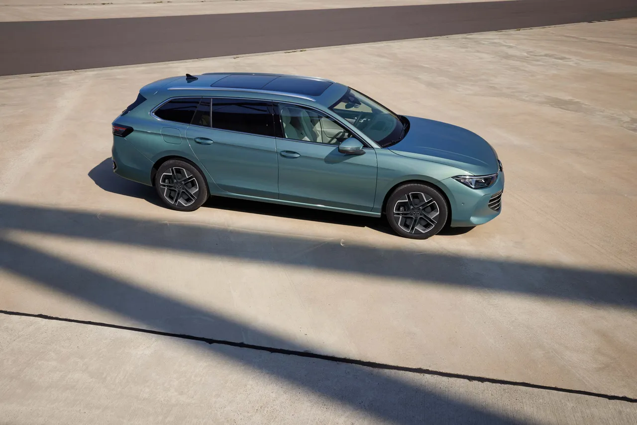 26年式Passat同步导入后方厂徽光标定位灯，并搭配完整IQ.DRIVE智能驾驶辅助系统。原厂照片