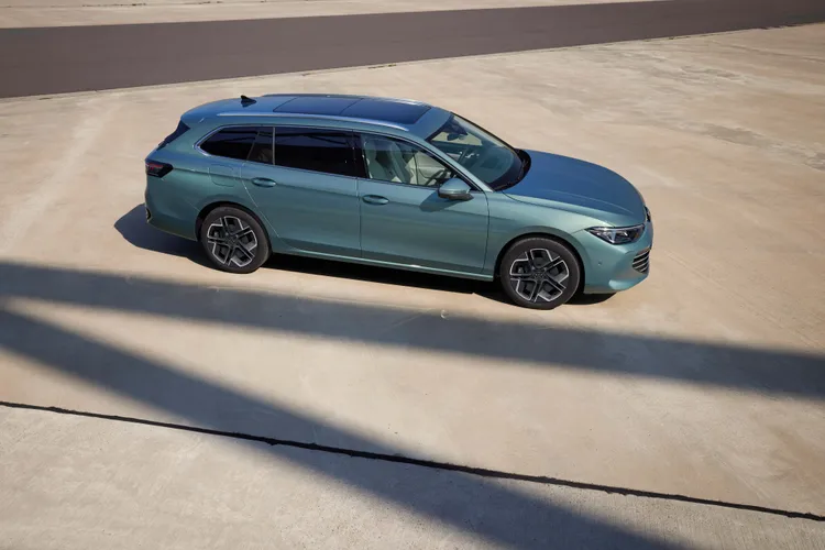 26年式Passat同步導入後方廠徽光標定位燈，並搭配完整IQ.DRIVE智能駕駛輔助系統。原廠照片