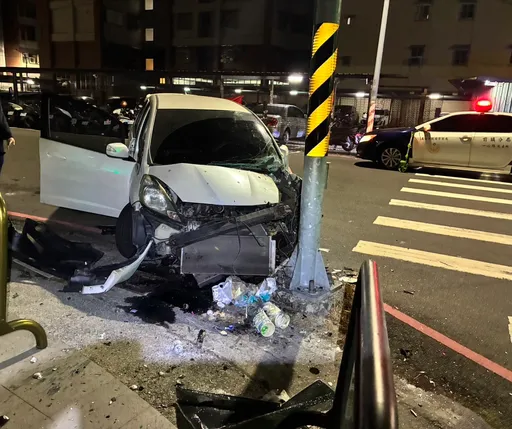 前鎮深夜自小客撞電桿！駕駛受傷送醫　酒測一驗GG了