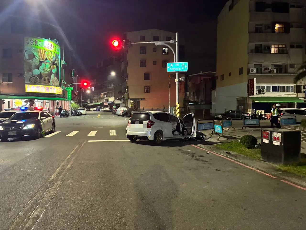 张男酒驾自撞电线杆，将依公共危险罪移送。翻摄画面