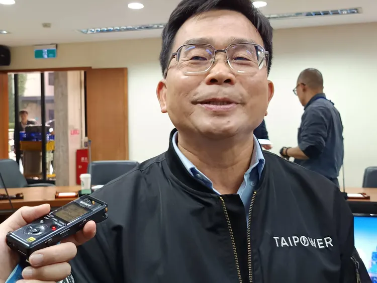 過去常發生松鼠、鳥類等誤觸電網造成停電事故頻繁，台電副總經理陳銘樹舉例，台電近年朝向生態共存，最典型例子是「幫鳥媽媽搬家」移植電桿上的鳥巢。許麗珍攝