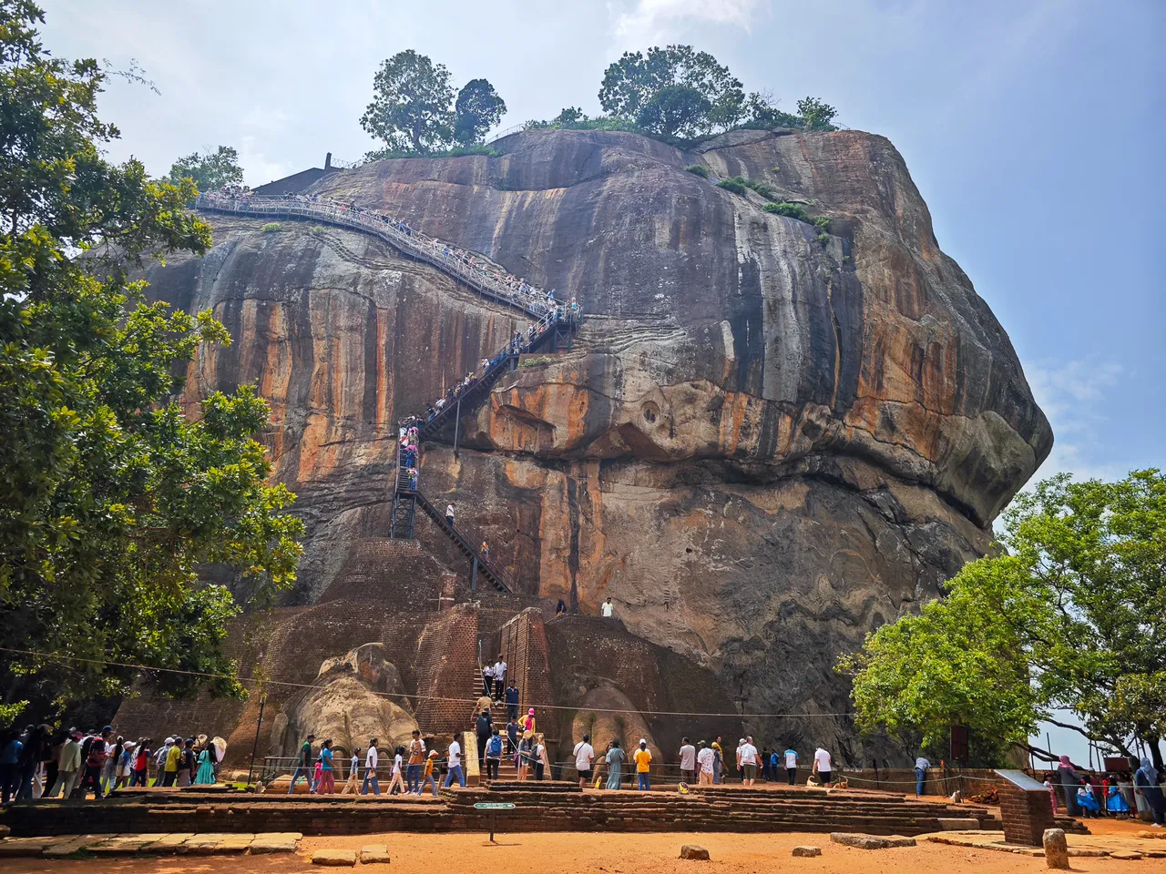 來到獅爪平台休息片刻，準備登上窄陡鐵梯。田欣雲攝