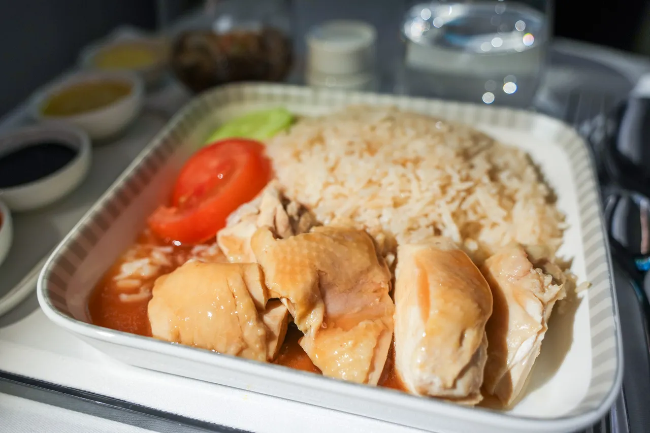 新航「名廚有約」機上餐點，可選擇的菜色相當豐富，圖為商務艙的主菜海南雞飯。田欣雲攝