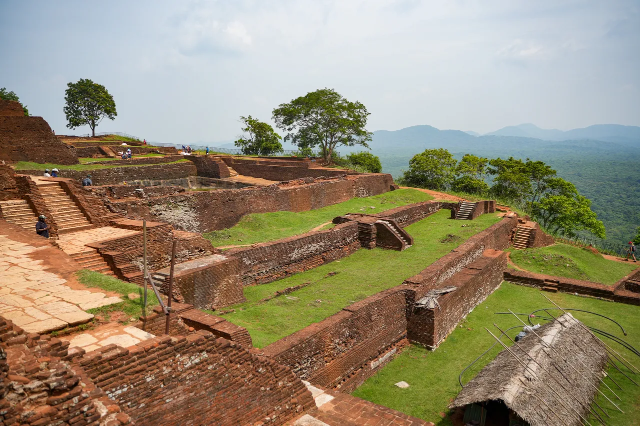如梯田般布局的岩頂宮殿建築群遺址。田欣雲攝