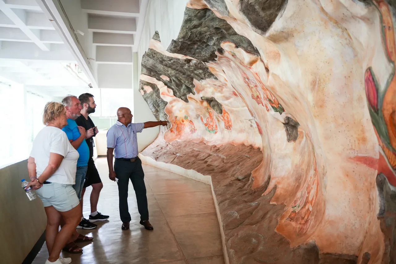 仿製版獅子岩仕女壁畫。田欣雲攝