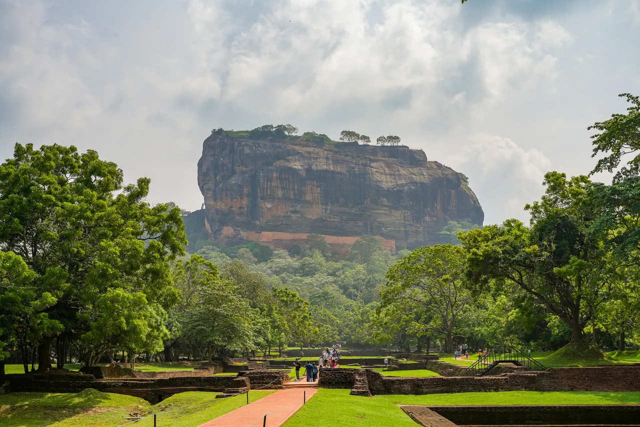 仰望獅子岩，彷彿高不可攀。田欣雲攝
