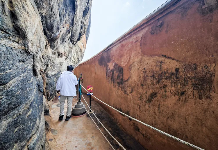 走過鏡牆後禁止攝影。田欣雲攝