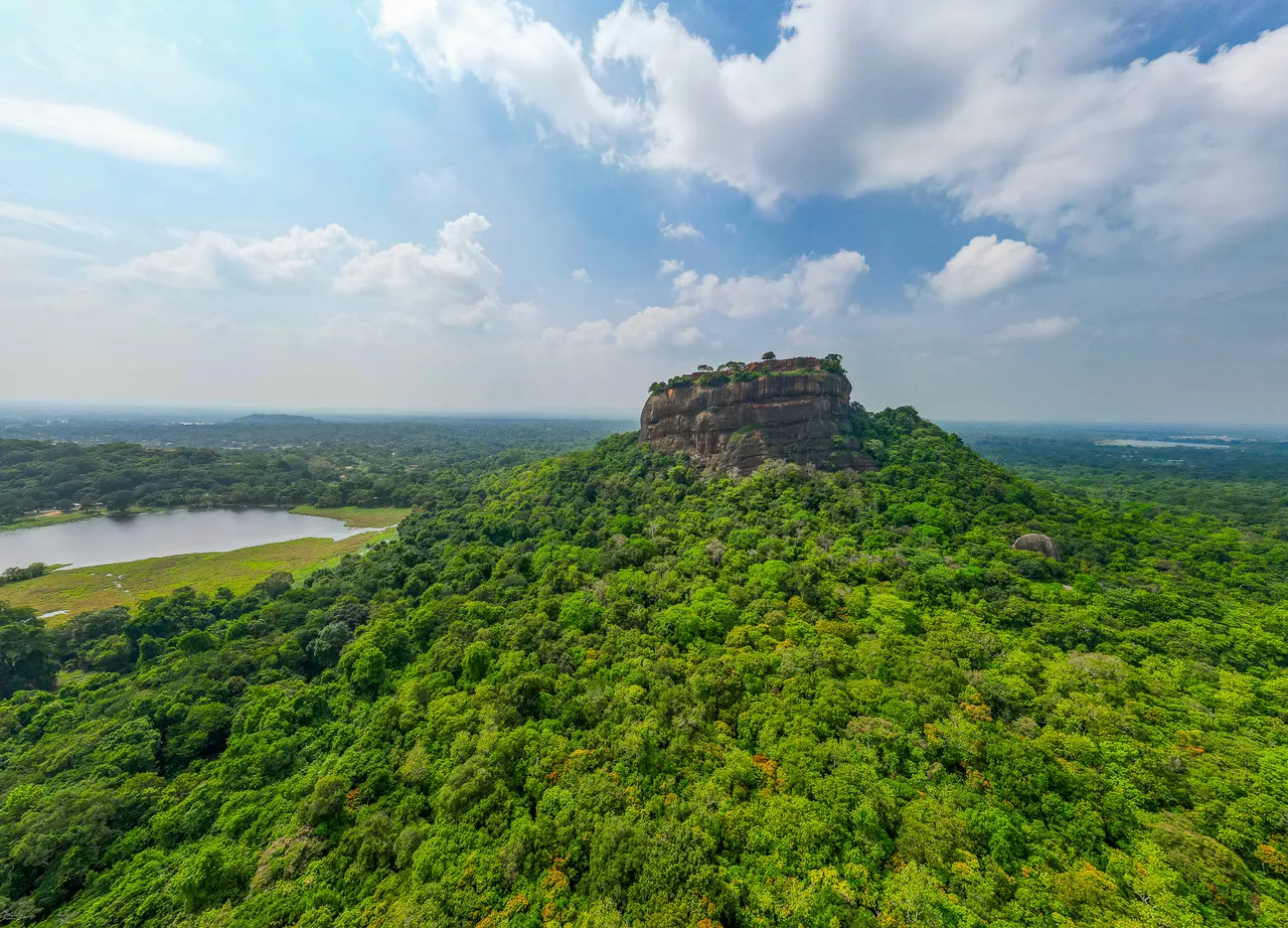 被斯里蘭卡翠綠密林環繞的「獅子岩(Sigiriya)」。田欣雲攝