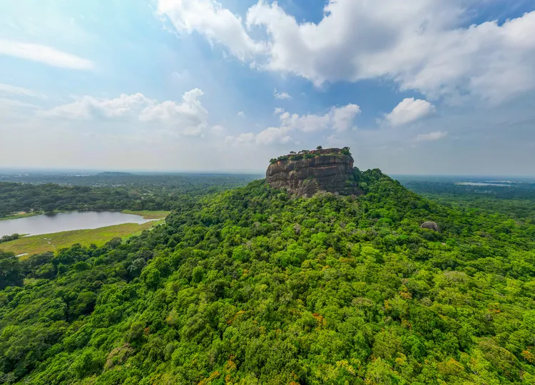 被斯里蘭卡翠綠密林環繞的「獅子岩(Sigiriya)」。田欣雲攝
