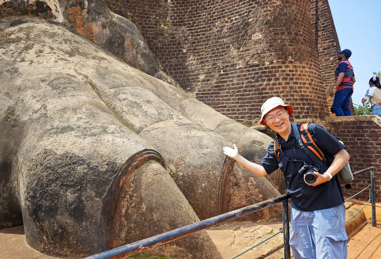 石門旁可見巨大的獅爪雕刻。田欣雲攝