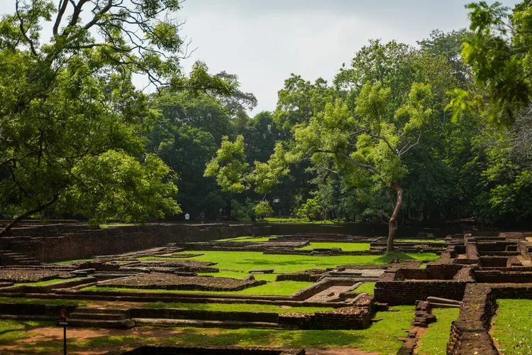 攀登獅子岩之前，須穿過外城牆、外護城河、中城牆、內護城河與內城牆等一道道防線。田欣雲攝