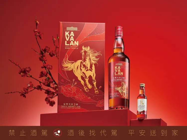 噶瑪蘭層豐雪莉 3 桶單一麥芽威士忌馬年禮盒，結合金馬奔馳與牡丹盛放圖騰，呼應富貴圓滿的新春寓意，定位為年節聚飲與餐桌共享的主力選擇，建議售價2,500元。（噶瑪蘭提供）