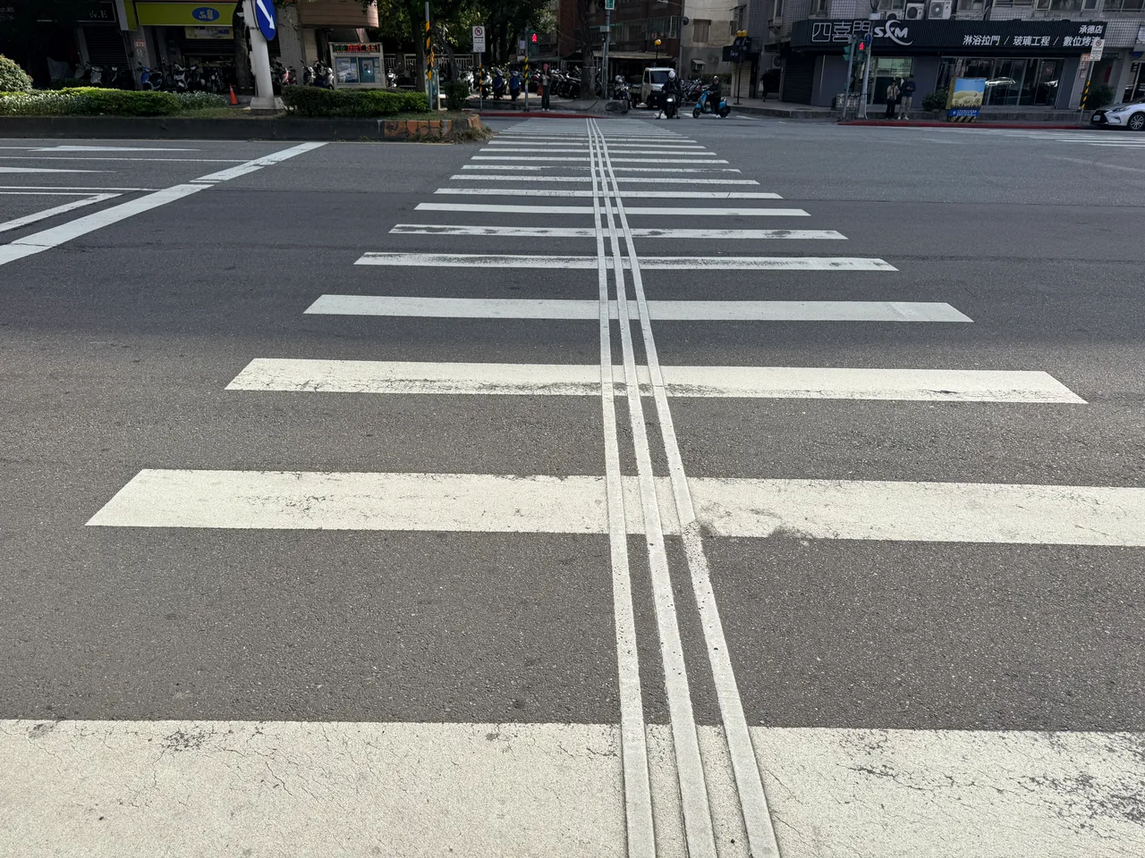 「視覺功能障礙引導標線」可協助視障者辨認行人穿越道位置及行走動線，引導保持正確前進方向。攝影中心 