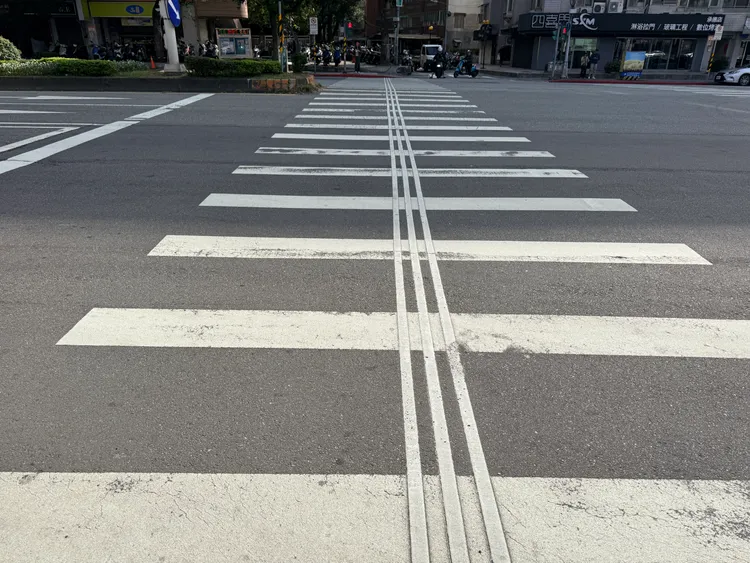 「視覺功能障礙引導標線」可協助視障者辨認行人穿越道位置及行走動線，引導保持正確前進方向。攝影中心 