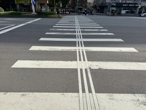 斑馬線多出「3條直直白線」何用？交通部解答了
