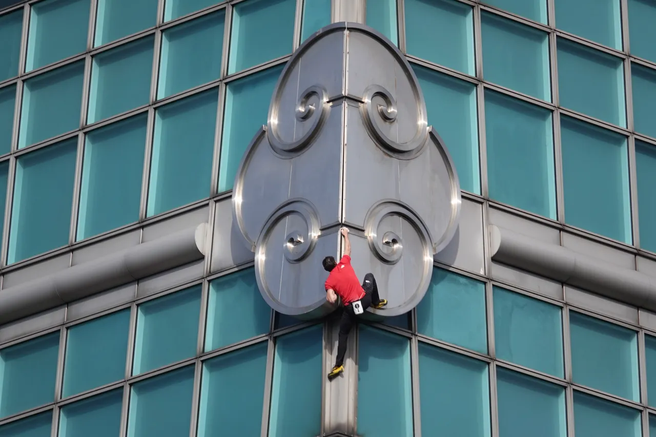 霍諾德徒手攀登台北101。彭欣偉攝