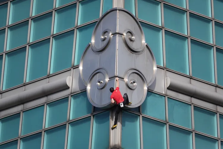 霍諾德徒手攀登台北101。彭欣偉攝