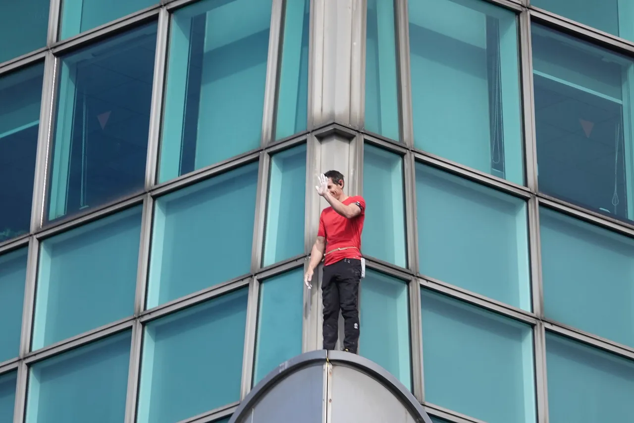 霍諾德徒手攀登台北101。彭欣偉攝