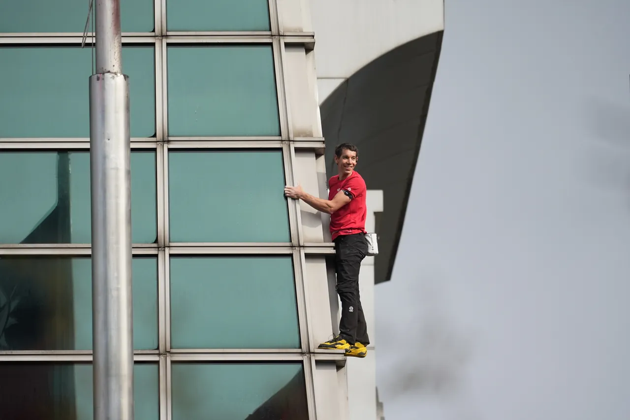 霍諾德徒手攀登台北101。彭欣偉攝