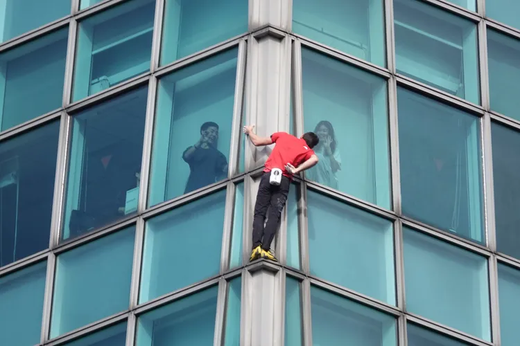 霍諾德徒手攀登台北101。彭欣偉攝