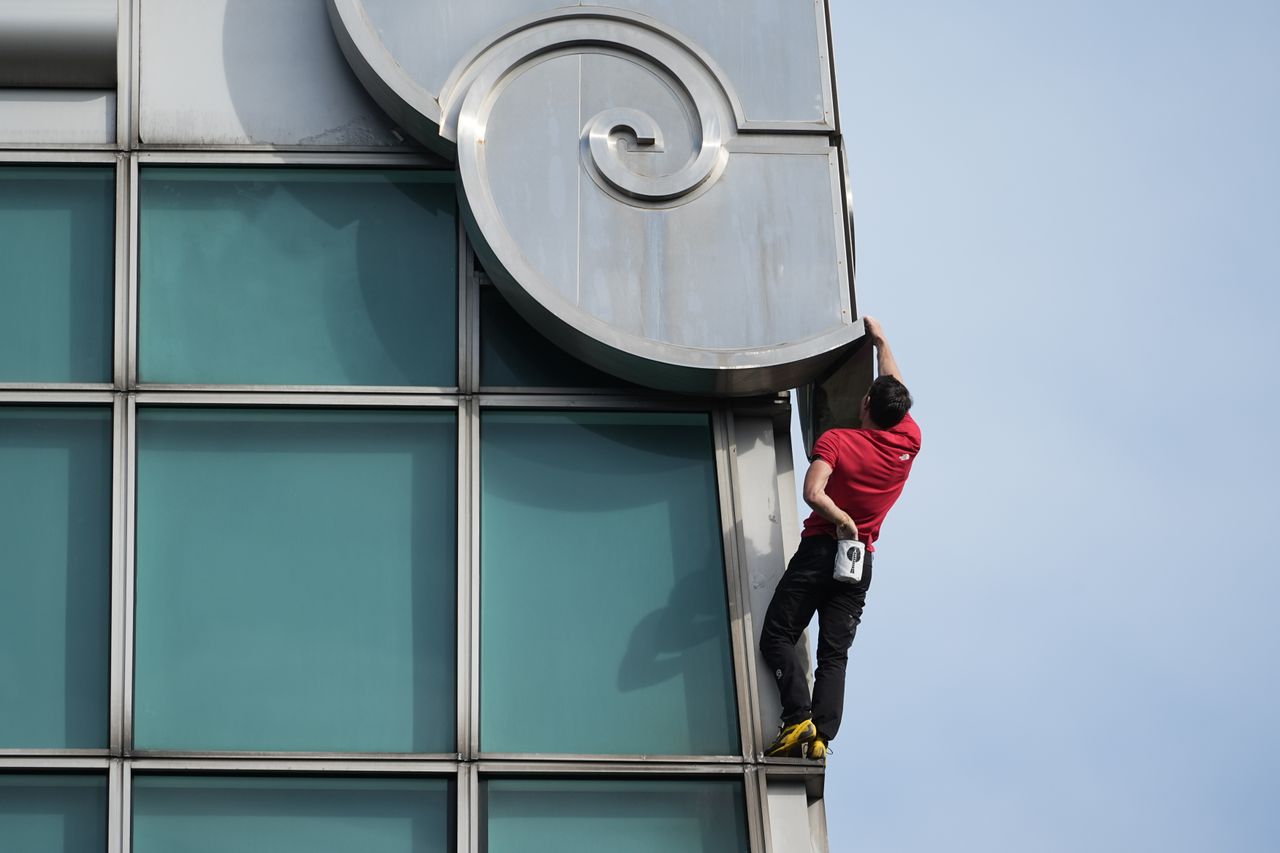 霍諾德徒手挑戰台北101!直播17分鐘攀至竹節前端 現場驚呼連連