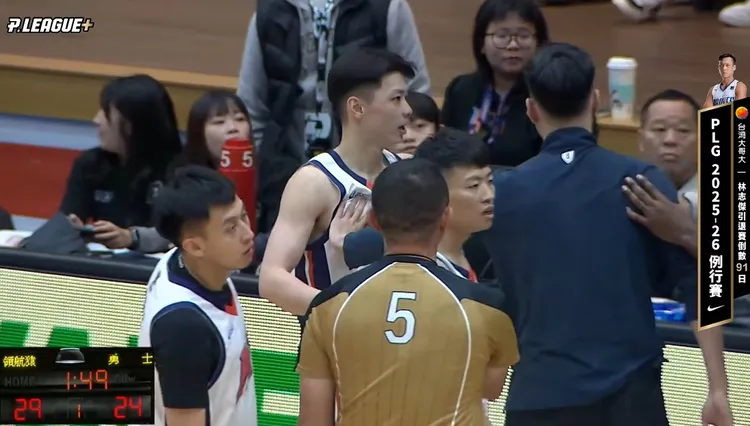 李家慷兩度衝上前也遭隊友拉開制止。翻攝自PLG YT