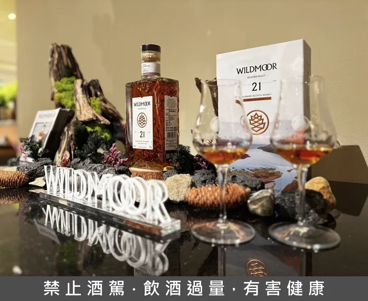 太魯閣晶英酒店微醺蒔光提供遠慕21年HEATHER VALLEY三桶熟成威士忌以及多樣點心予房客享用。太魯閣晶英酒店提供