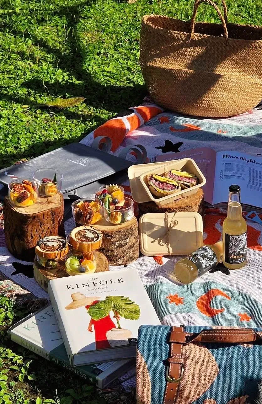 太鲁阁晶英酒店「森‧漫游双人外带野餐」每组980元。搭配双人份餐点、Outdoornation 万用毯和绘画明信片与散步灵感小卡。太鲁阁晶英酒店提供