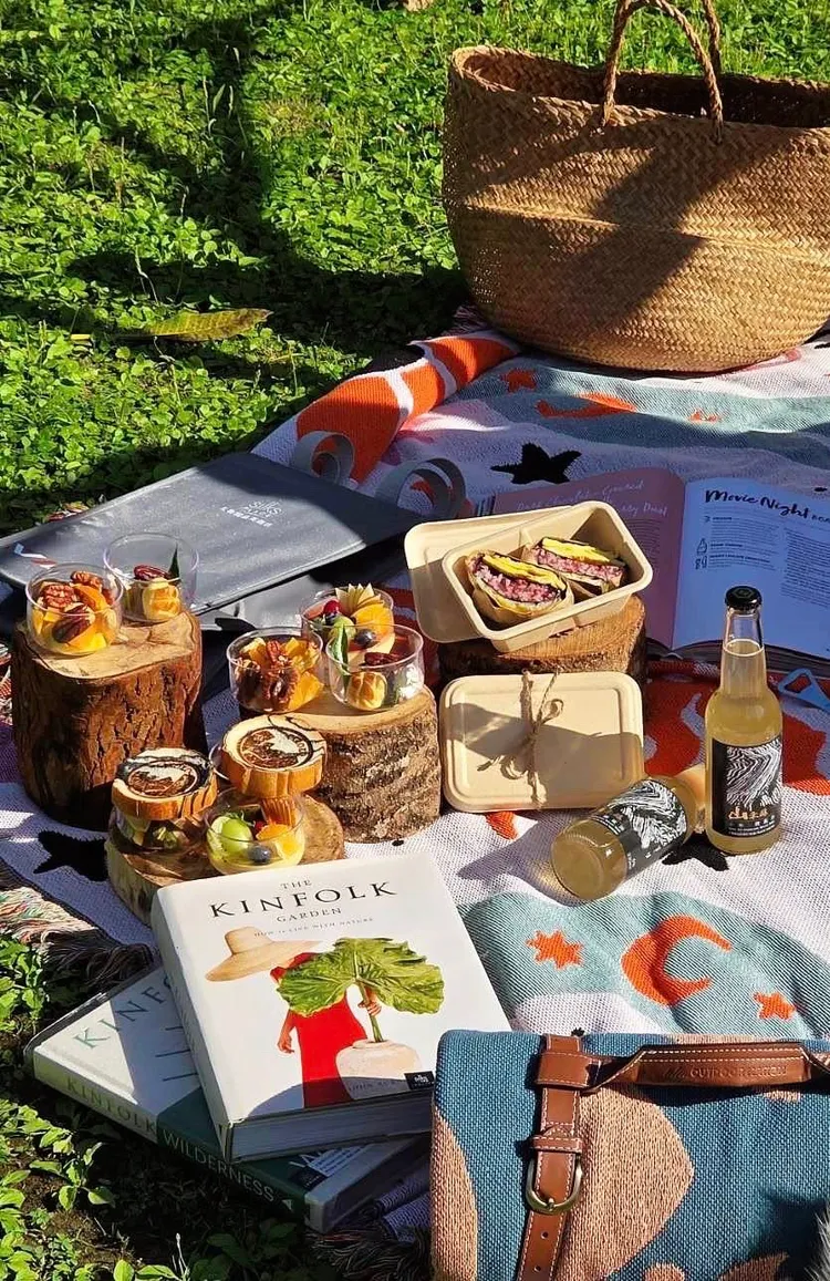 太魯閣晶英酒店「森‧漫遊雙人外帶野餐」每組980元。搭配雙人份餐點、Outdoornation 萬用毯和繪畫明信片與散步靈感小卡。太魯閣晶英酒店提供