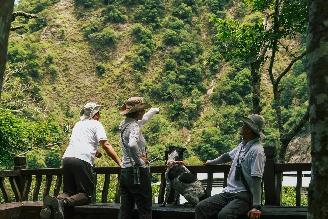 太鲁阁晶英酒店周遭有许多值得探访的景点与步道，特别推荐可同时体验自然、生态与文化特色的塔比多步道。太鲁阁晶英酒店提供