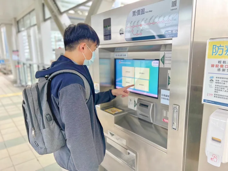 常客回饋現金操作簡便 ，3步驟透過「售票加值機」即可完成領取。新北捷運公司提供