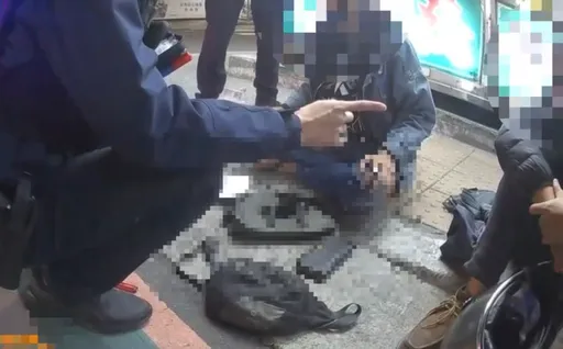 跑什么！三重毒驾双载逆向见警狂逃　路口摔车被压制画面曝