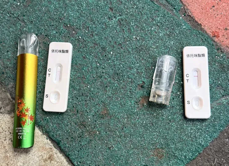 2嫌身上被搜出喪屍煙彈，騎士唾液快篩有毒駕反應。翻攝畫面