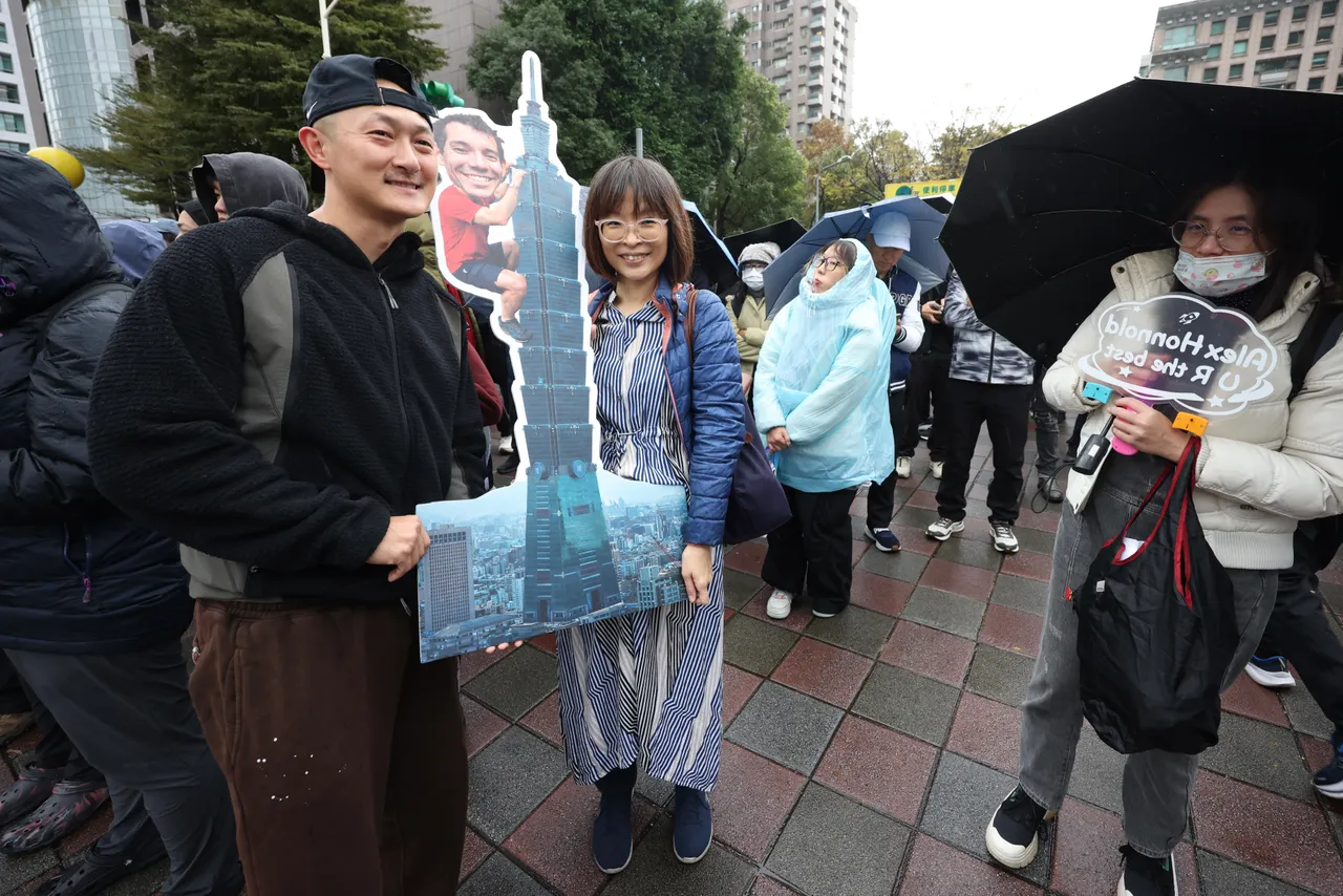 今早不少民眾前往101周邊，為霍諾德加油打氣。《壹蘋新聞網》攝