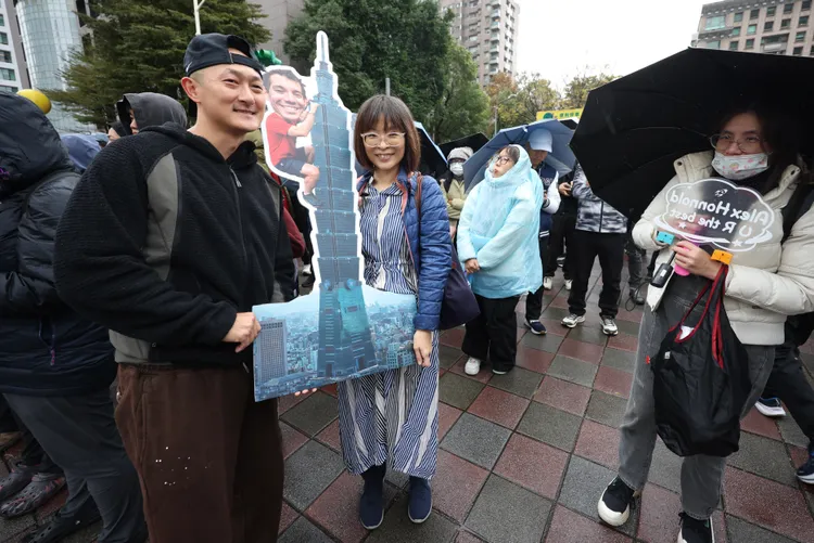 今早不少民眾前往101周邊，為霍諾德加油打氣。《壹蘋新聞網》攝