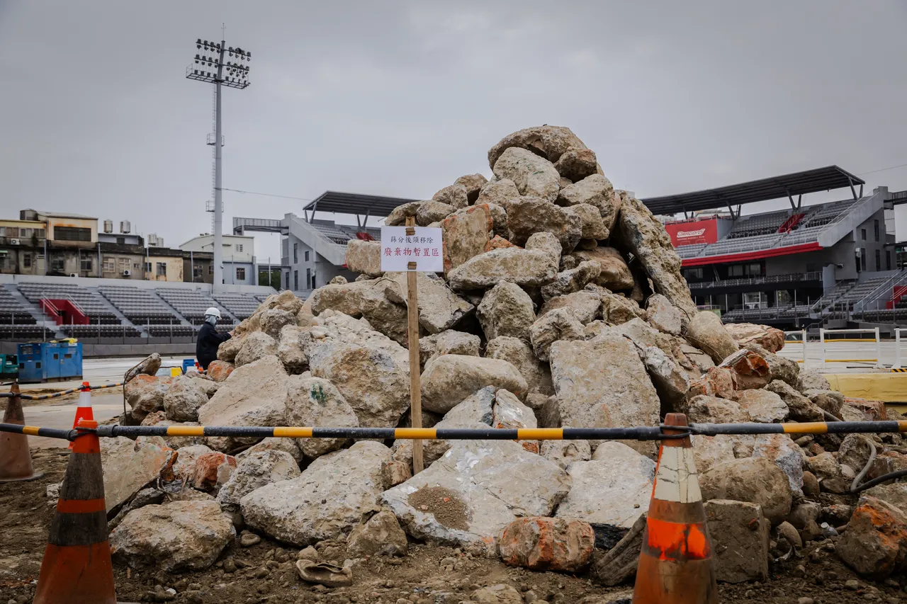 回填层中混杂大量不符合规范的混凝土块、红砖块、钢筋及其他营建废弃物，明显与原工程契约、设计图说及施工规范不符。新竹市府提供