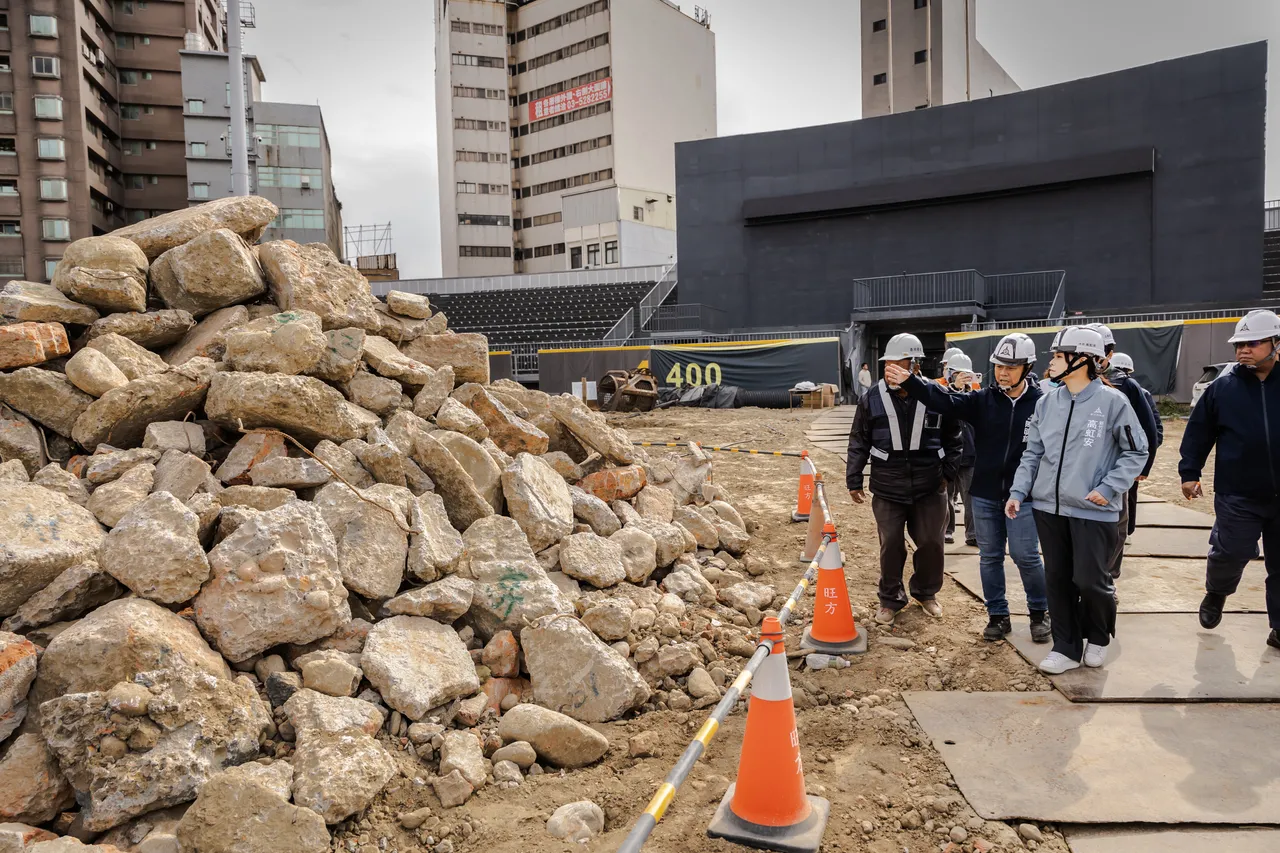 新竹市长高虹安前往视察新竹棒球场改善工程，聆听改善工程简报。新竹市府提供