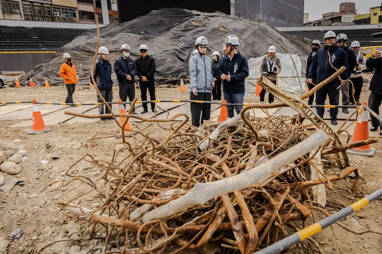 新竹市長高虹安前往視察新竹棒球場改善工程，過去回填層中混雜大量不符合規範的混凝土塊、紅磚塊、鋼筋及其他營建廢棄物，明顯與原工程契約、設計圖說及施工規範不符。新竹市府提供