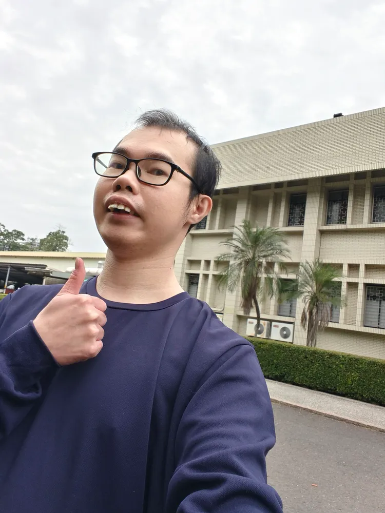 鄧佳華高調宣布「我出獄了」，還PO出一張比讚的自拍照。翻攝鄧佳華臉書