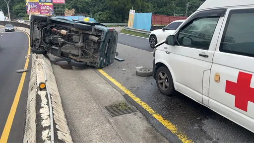 前面施工！新北救护车载92岁老妇转诊直直冲　撞翻除草厢型车酿3人送医