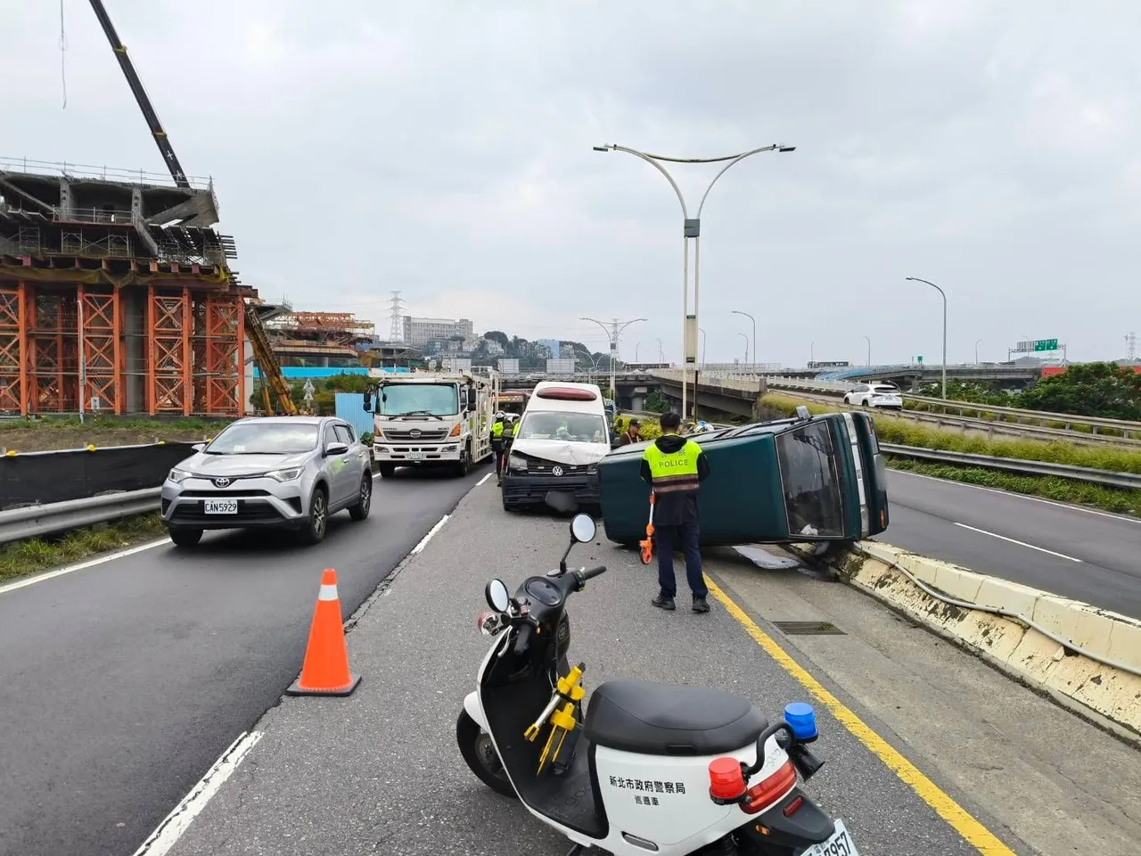 淡水民权路因车祸道路缩减，剧烈撞击下，原本救护车的92岁病患、家属及副驾驶救护员3人受伤送医。翻摄画面