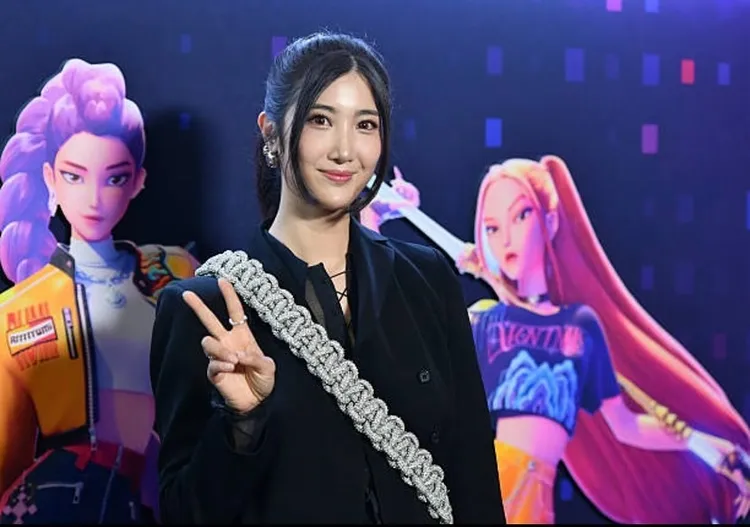 EJAE擔任《Kpop 獵魔女團》中HUNTR/X主唱魯米（左）的配音歌手。翻攝EJAE IG