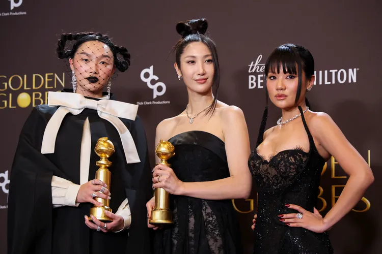 《Kpop 獵魔女團》金球獎擒2獎，EJAE（中）上台領獎提到練習生當10年被打槍泛淚。路透